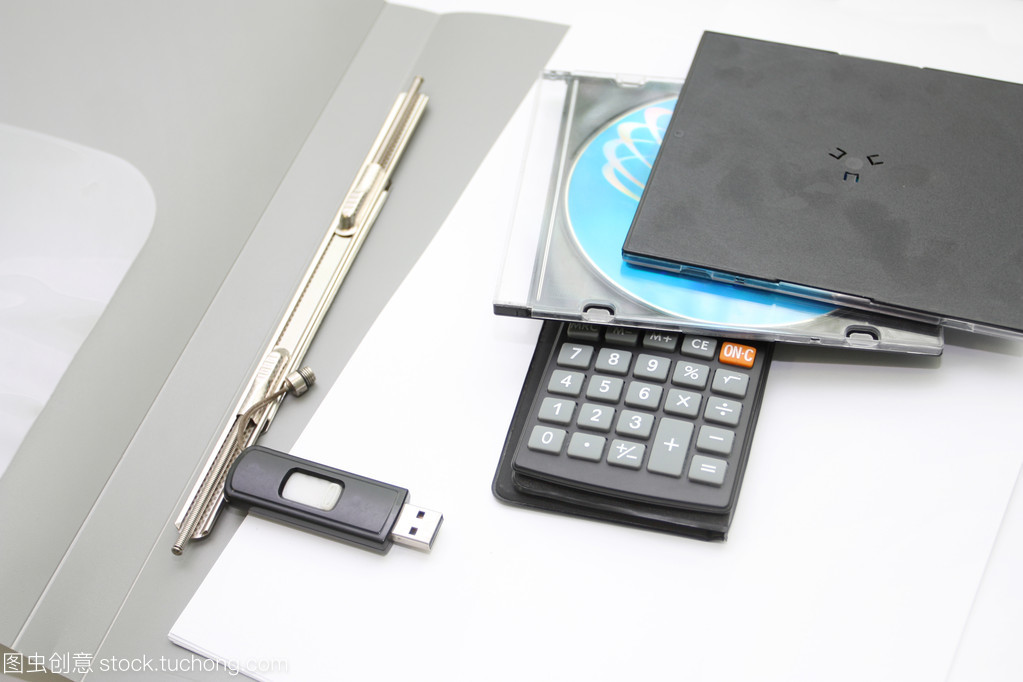 簡約高效 白色背景下的辦公用品與數碼產品之美